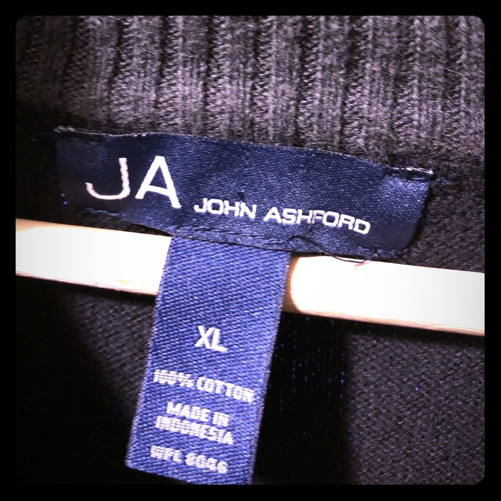 John Ashford : Men’s XL 1/4 Zipper Sweater. Used